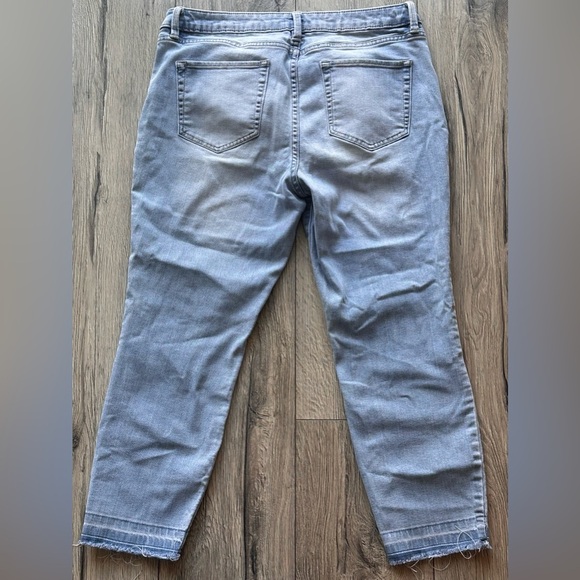 a.n.a  Women’s Jeans Embroidered Roses Cropped Size 12 - Picture 7 of 8